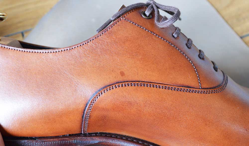 革靴のクリーナーで油汚れの染み抜きに挑戦します 革靴ジャーナル