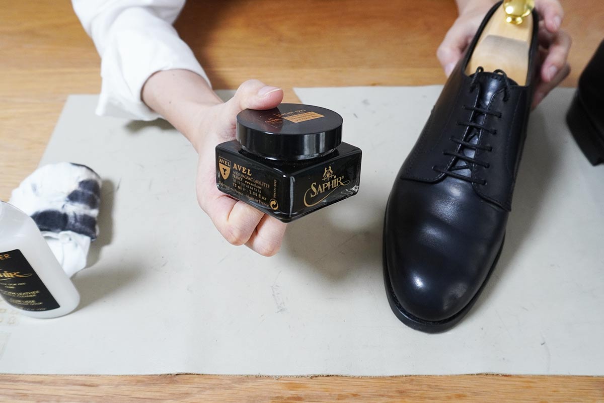 サフィールノワールのコンディショニングクリーナーは次に塗るクリームの浸透を促すもの | 革靴ジャーナル.
